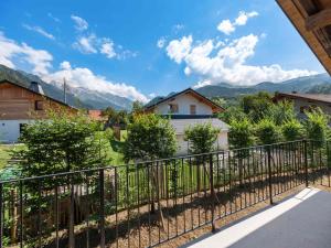 ein Blick vom Balkon eines Hauses in der Unterkunft Chalet chaleureux 10 pers, parking Saint-Gervais - FR-1-663-23 in Saint-Gervais-les-Bains