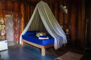Postel nebo postele na pokoji v ubytování Blondies Koh Rong Villa