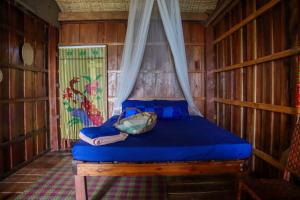 Postel nebo postele na pokoji v ubytování Blondies Koh Rong Bungalow