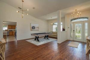 Φωτογραφία από το άλμπουμ του Fireside Hot Tub, King Bed Suite σε Providence