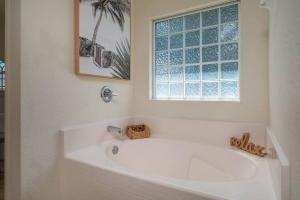 Ένα μπάνιο στο Fireside Hot Tub, King Bed Suite +26 φωτογραφίες
