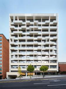 un condominio con balconi su una strada della città di Ananti at Gangnam a Seul