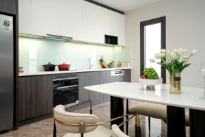 Kuchyň nebo kuchyňský kout v ubytování The Gloria Serviced Apartment by Silk Path