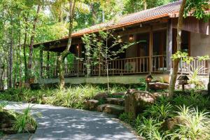 ein Haus mit einem Gehweg davor in der Unterkunft Green Bay Phu Quoc Resort & Spa in Phu Quoc