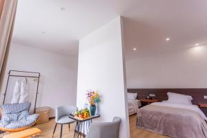 una camera da letto con un letto, un tavolo e delle sedie di 茨姆极光民宿 a Shangri-La