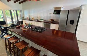 Kuchyň nebo kuchyňský kout v ubytování Turtle Bay Beach House