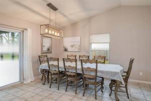 Un comedor con mesa y sillas en King Bed Suite, Fireside Hot Tub, Gameroom, en Auburndale 14 fotos más