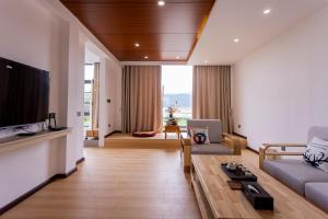 un soggiorno con un divano e una TV di 茨姆极光民宿 a Shangri-La
