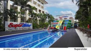 Bazén v ubytování Eastparc Hotel Yogyakarta nebo v jeho okolí