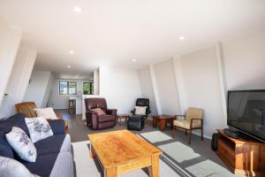 Posezení v ubytování Sunset Shores - Paraparaumu Beach Retreat