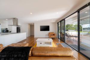 Fotografie z fotogalerie ubytování Kawakawa Bay Beach Bliss - Auckland Holiday Home v destinaci Kawakawa Bay