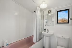 ห้องน้ำของ Olive Cottage - Cromwell Holiday Home +12 ภาพ