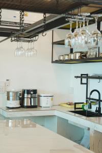 Η κουζίνα ή μικρή κουζίνα στο TERMSUK BEACHFRONT VILLAS CHA-AM Harmony +5 φωτογραφίες