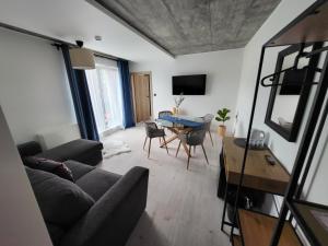 TV a/nebo společenská místnost v ubytování USTROŃ RESIDENCE by VillaOlimpijska2