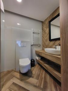 Koupelna v ubytování USTROŃ RESIDENCE by VillaOlimpijska2 + 37 fotografií