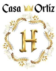 Una corona de laurel dorada con el texto Casa Ohica en Hotel CASA ORTIZ, en Zorita