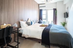 A bed or beds in a room at Lite House Dotonbori
