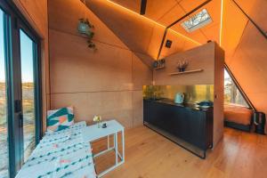 een kamer met een bank en een tafel in een tiny house bij Romantic luxury tiny home in an idyllic setting in Glenquarry