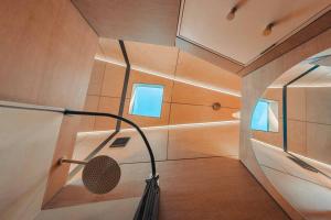 een douche in een kamer met een plafond bij Romantic luxury tiny home in an idyllic setting in Glenquarry