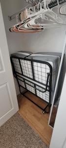 Un carrito de compras en un lavadero con revistas. en GNP Columbia Mountain Chalet - Heavens Peak, en Columbia Falls