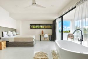 sypialnia z łóżkiem oraz wanną i łóżkiem w obiekcie 3 bedrooms sea-view jacuzzi in Chaweng Noi w mieście Chaweng Noi Beach +39 zdjęć
