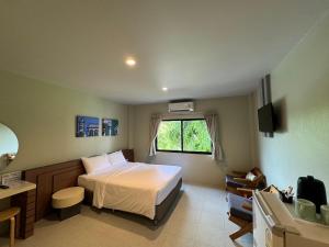TV a/nebo společenská místnost v ubytování Siri Hotel Phuket