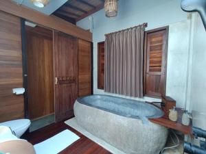 Ein Sitzbereich in der Unterkunft Putra'Lebah Amed Guest House