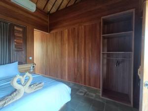 Ein Bett oder Betten in einem Zimmer der Unterkunft Putra'Lebah Amed Guest House