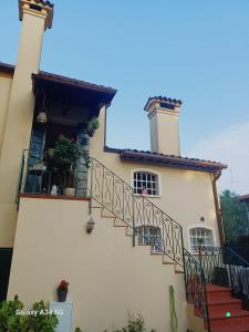 a white house with stairs and a balcony at Il Granaio letterario in Padova