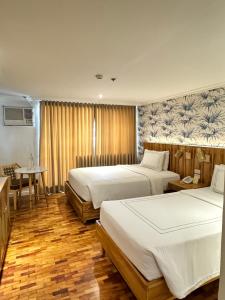 Postel nebo postele na pokoji v ubytování Sugarland Hotel