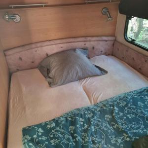 Una cama o camas en una habitación de Camping