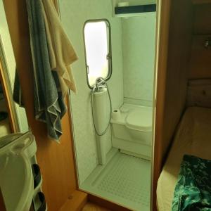 Un baño de Camping