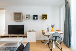 Μια τηλεόραση ή/και κέντρο ψυχαγωγίας στο Luxury Apartment near Promenada, 1BR