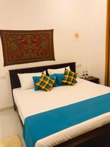 Postel nebo postele na pokoji v ubytování Sri White Villa Airport Boutique Hotel