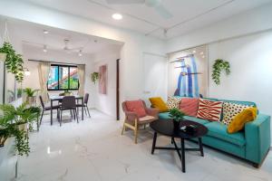 Posezení v ubytování Bianca 2BHK Bandra W by The Bombay Home Company