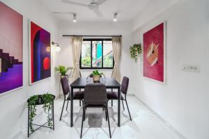 Posezení v ubytování Bianca 2BHK Bandra W by The Bombay Home Company + 28 fotografií