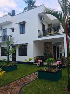 Zahrada ubytování Sri White Villa Airport Boutique Hotel + 37 fotografií