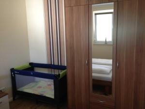a baby room with a crib and a window at Ferienwohnung Zwölf in Ueckeritz
