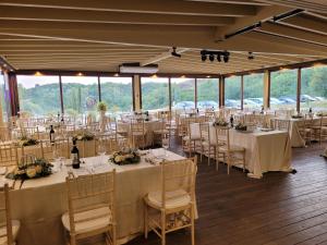salę bankietową z białymi stołami i krzesłami w obiekcie Hotel Antica Tabaccaia Resort w mieście Terranuova Bracciolini