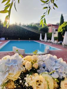 Bazén v ubytování Hotel Antica Tabaccaia Resort nebo v jeho okolí