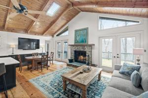 TV a/nebo společenská místnost v ubytování Home Sweet Gnome - Wooded serenity in Big Canoe