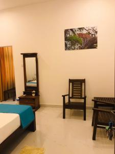 Postel nebo postele na pokoji v ubytování Sri White Villa Airport Boutique Hotel
