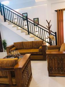 Posezení v ubytování Sri White Villa Airport Boutique Hotel