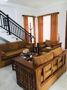 Posezení v ubytování Sri White Villa Airport Boutique Hotel