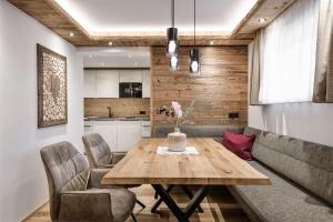 jadalnia ze stołem i kanapą w obiekcie Apartment NH96 inklusive kostenfreiem Eintritt in die Alpentherme w mieście Bad Hofgastein