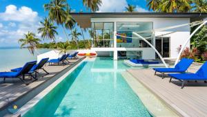 Bazén v ubytování Luxurious Beachfront Five Bedrooms Bella Samui Beach Villa nebo v jeho okolí