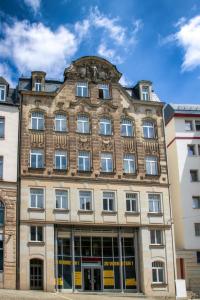 a large brick building with a lot of windows at Boardinghouse Plauen im Zentrum der Stadt in Plauen