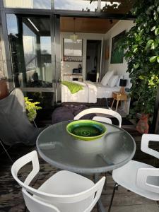 Χώρος καθιστικού στο Studio with a View +6 φωτογραφίες