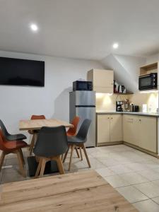 een keuken met een tafel en stoelen in een kamer bij Maison de vacances in Saint-Nic