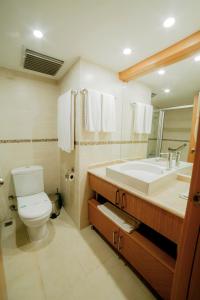 un bagno con un water e un lavandino di Patalya Lakeside Resort Hotel a Golbası
